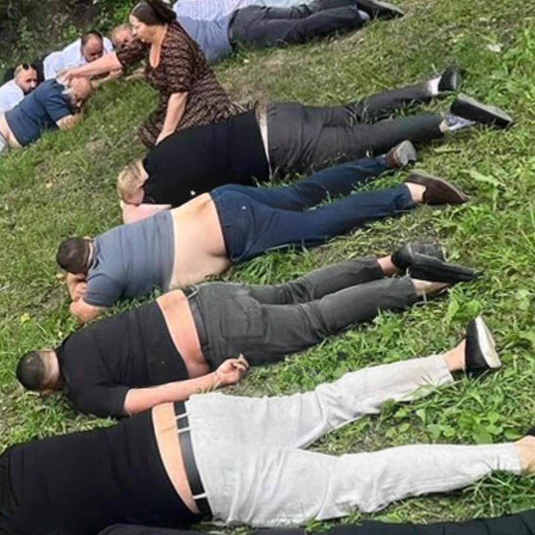 В Липецкой области задержали всех цыганских баронов Центрального федерального округа.
Они приехали к некоему Бахтияру и должны были «поделить наркорынок». Задержано 58 человек, сейчас решаются вопросы о возбуждении уголовных дел.
А день-то начинает налаживаться Смешная картинка 1749812919